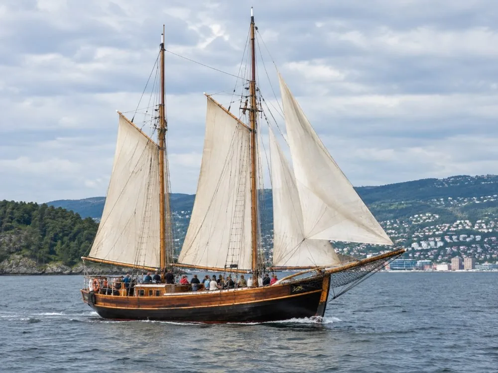 Oslo: Fjord-Besichtigungstour auf einem traditionellen Holzsegelboot