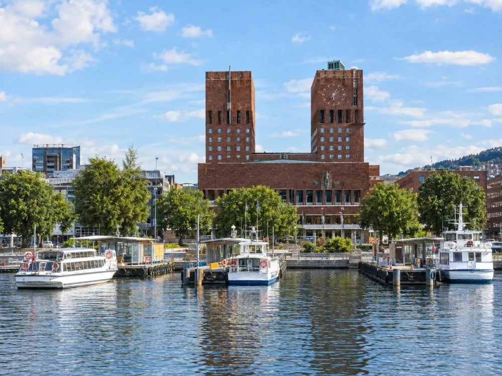 Rådhusbrygge 2, 3 y 4 frente al Ayuntamiento de Oslo